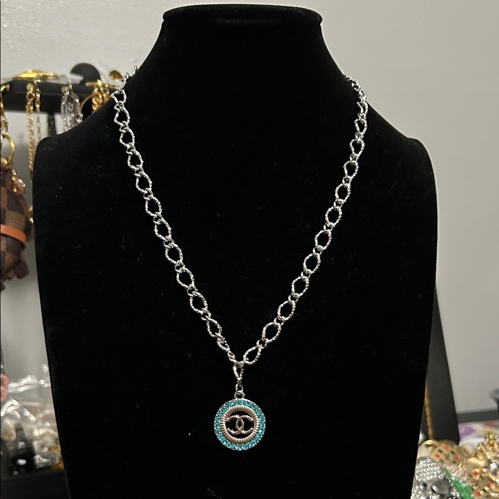 Chic Silver and Turquoise Pendant Necklace